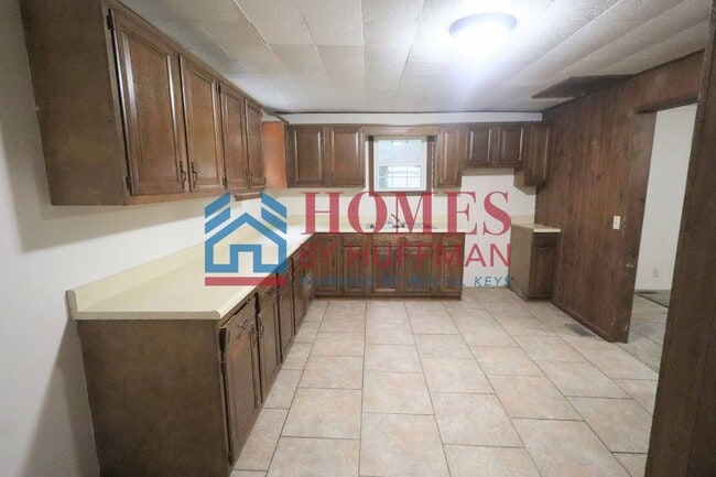 Building Photo - Two Bedroom House