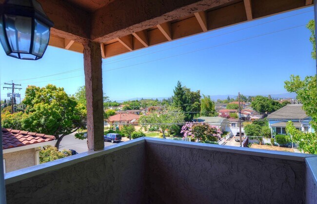 Building Photo - Excellent Santa Clara Location! Open Floor Plan! Granite Counters!