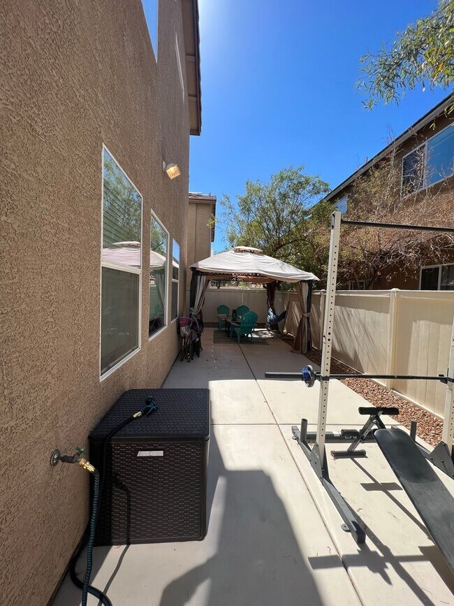 Building Photo - ABSOLUTELY AMAZING! Large 4 bedroom 2 stor...