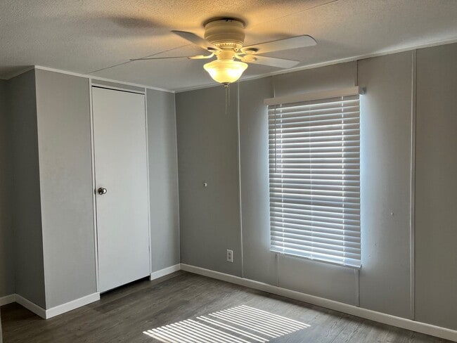 Building Photo - Country Living!