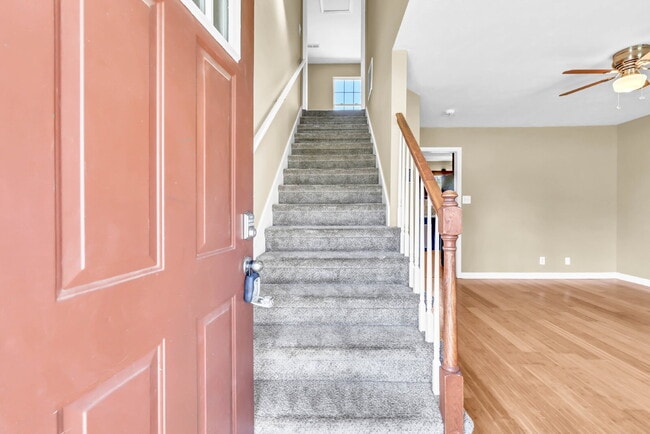 Building Photo - Amazing 3 bedroom 2 bathroom close to Fort...