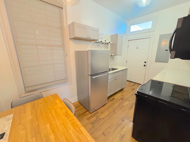 Building Photo - 521 W 37th St