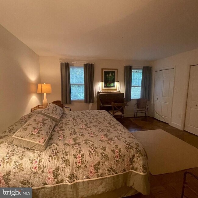 Building Photo - Wesley Heights Beautiful Fully Furnished 2 Bed, Two and a Half Bath