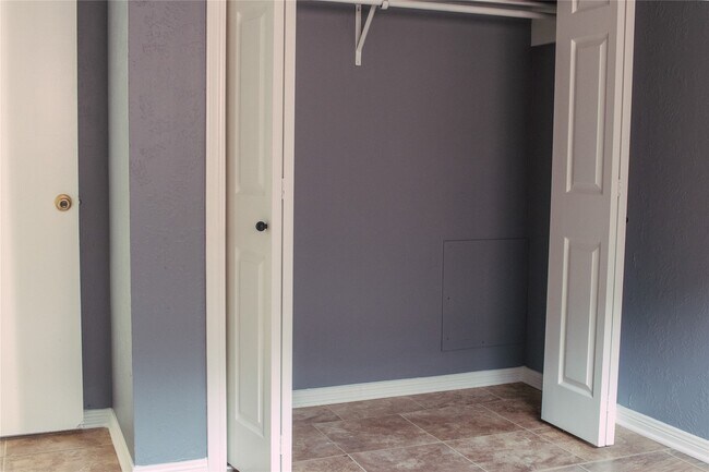 Building Photo - 13106 Hollowcreek Park Dr