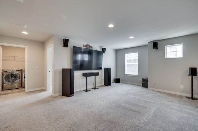 Building Photo - 5 Bed PLUS Bonus Space with hot tub in Mar...
