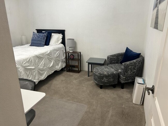 Building Photo - 2215 Poplar Dr