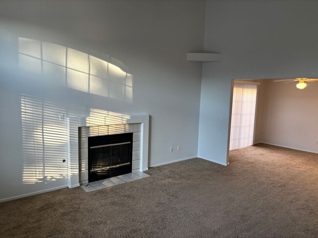 Building Photo - *GREAT TOWNHOME IN GATED "SILVERADO RANCH COMMUNITY!!"