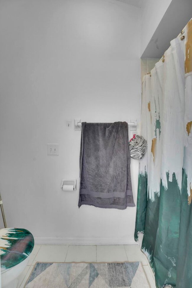 Building Photo - 333 SW Dwight Ave