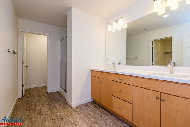 Building Photo - Lovely Townhouse | Central A/C | Private Balconies