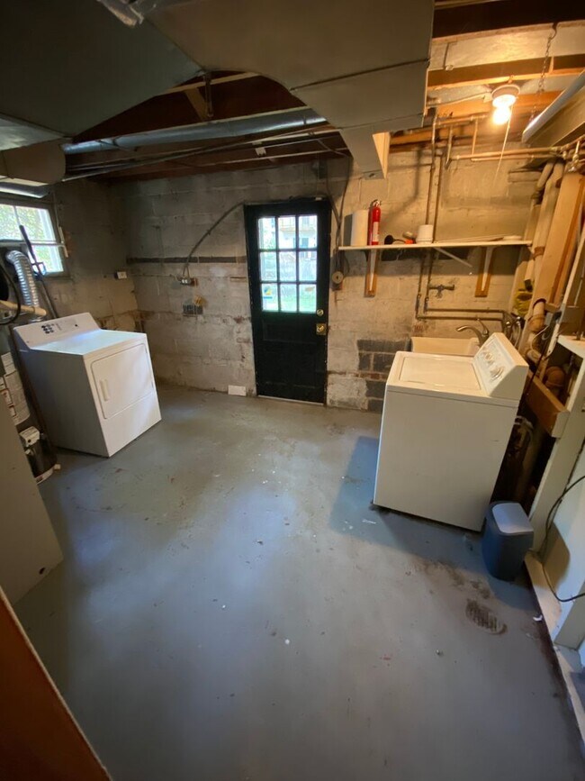 Building Photo - 3 Bed Brick Colonial Just Blocks from Red ...