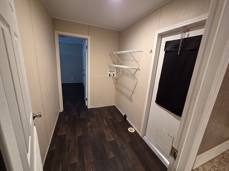 Building Photo - 2409 Creekview Dr