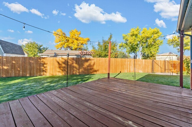 Building Photo - 3 Bed 2 Bath Home with HUGE Yard Available...