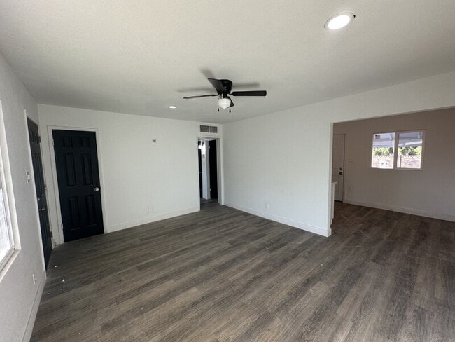 Building Photo - 390 W Lindbergh Ave