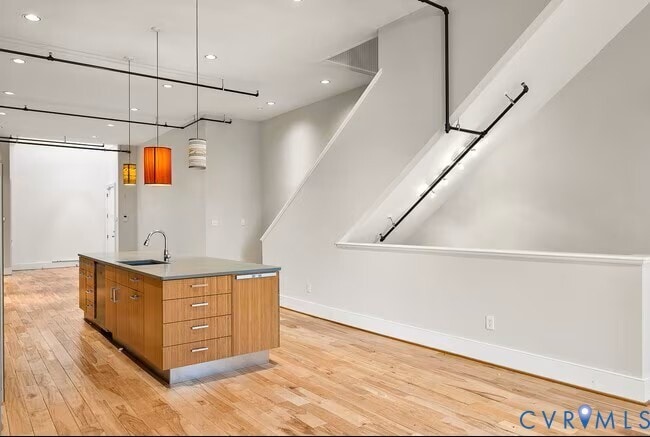 Building Photo - 105 E Broad St