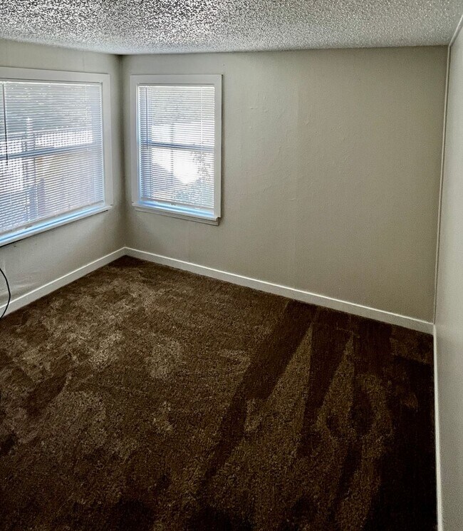 Building Photo - 2 Bedroom Single Family