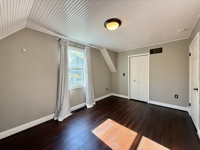 Building Photo - 718 Indianola Ave