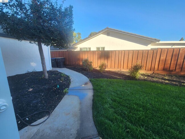 Building Photo - 1829 Rosetree Ct