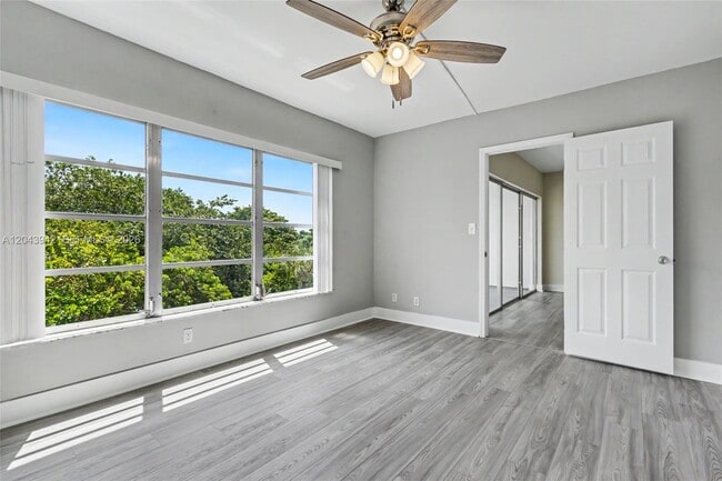 Building Photo - 3250 N Palm Aire Dr