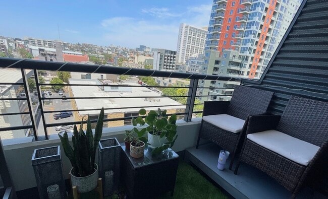 Building Photo - 425 W Beech St