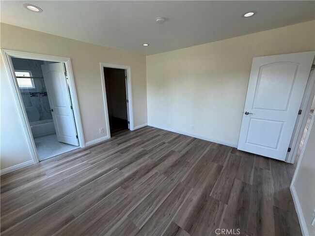 Building Photo - 3234 Vineland Ave