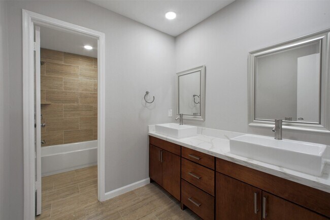 Building Photo - 15815 Baytree Dr