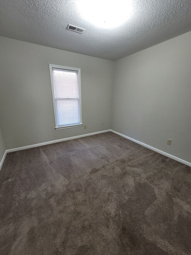Building Photo - 2 BR Townhome! Looks Great!