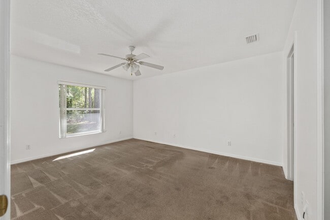 Building Photo - Spacious 3-Bedroom Home with Modern Open Floor Plan in Desirable Marion Oaks!