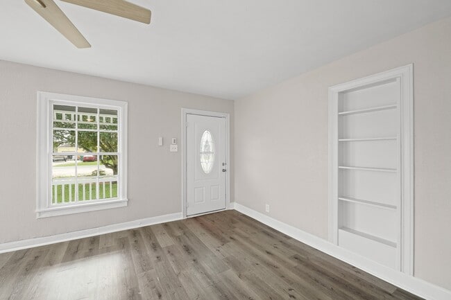 Building Photo - 904 Stubbs St