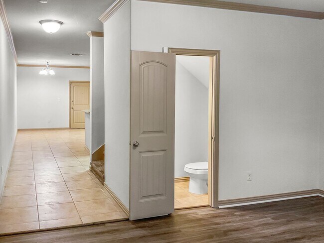 Building Photo - Move-In Ready Townhome Near I-30 & Arlington Entertainment!