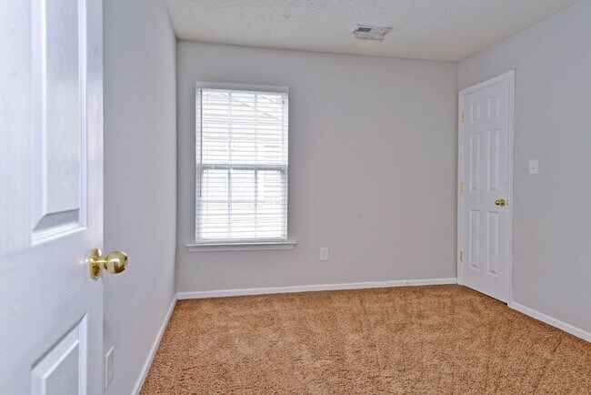Building Photo - Spacious Duplex in Willow Lakes