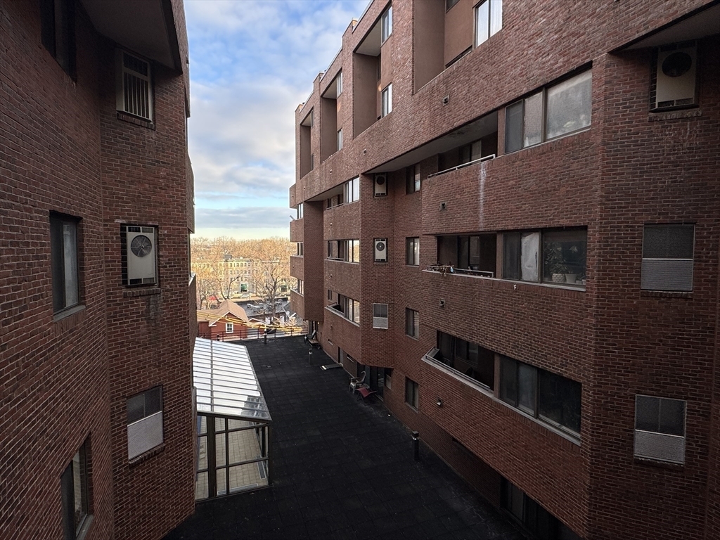 Building Photo - 152 Kelton St