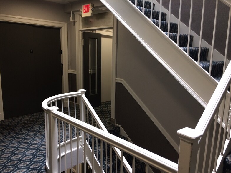 Building Photo - 121 Park Dr