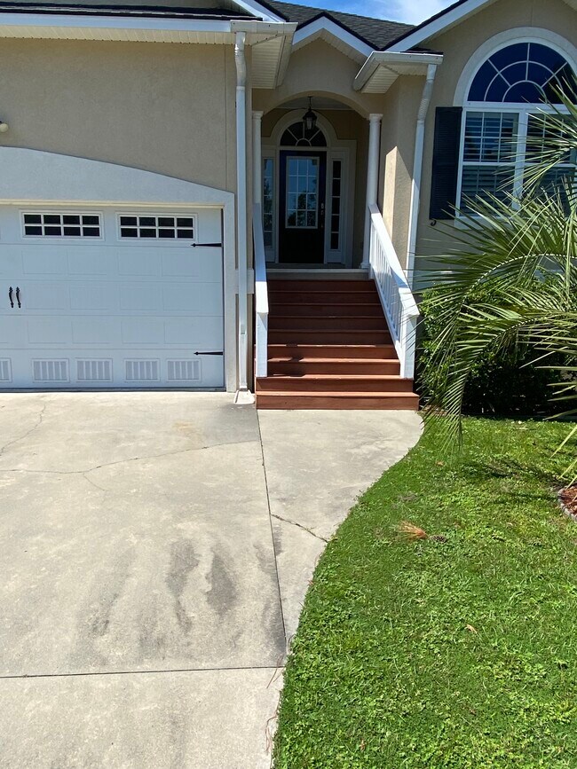 Building Photo - 56 Greyfield Dr