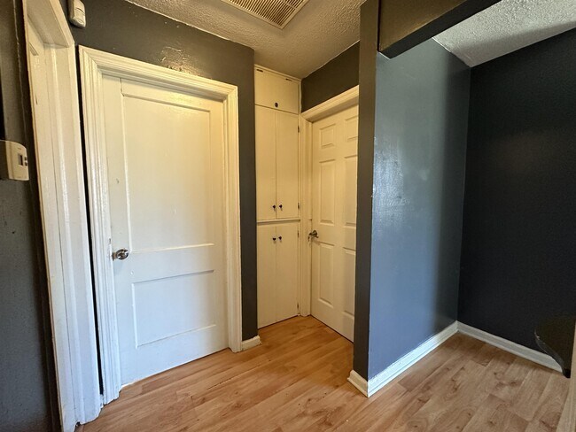 Building Photo - 1332 N Erie St