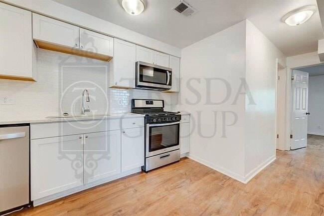 Building Photo - Avail Sept 1st: 2BR Apt in Crafton, 1 Off Street Parking, AC, W/D included, Quartz Countertops, D...