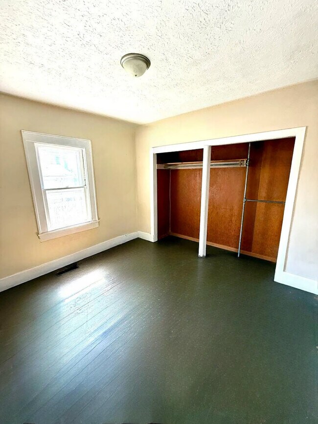 Building Photo - 1302 Lindley Ave