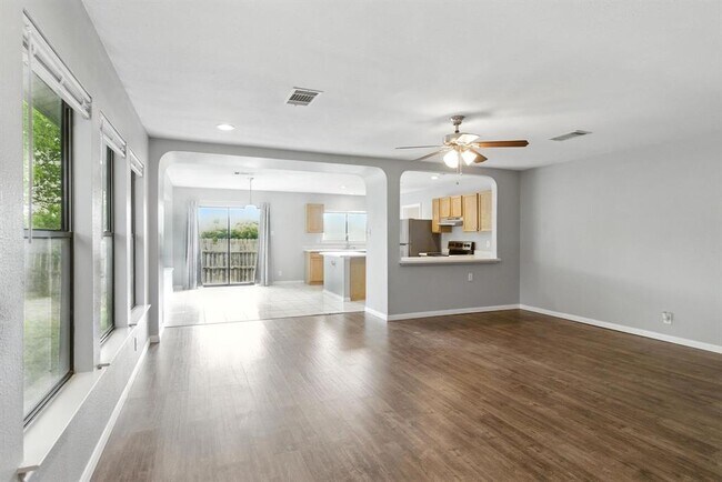 Building Photo - 2402 Glen Field Dr