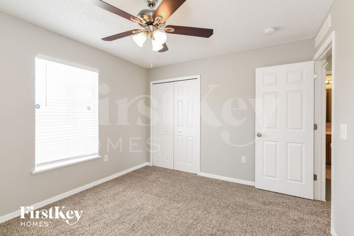 Building Photo - 215 Lobelia Dr