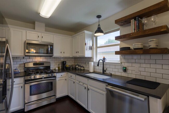 Building Photo - 906 Iris Dr