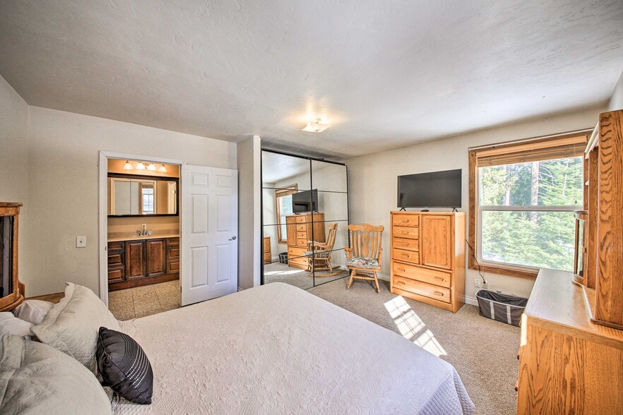 Building Photo - 9076 Lakeshore Dr