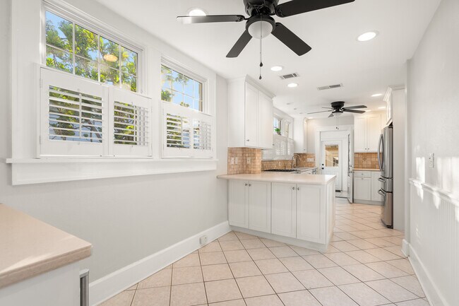 Building Photo - 1234 Beach Dr NE