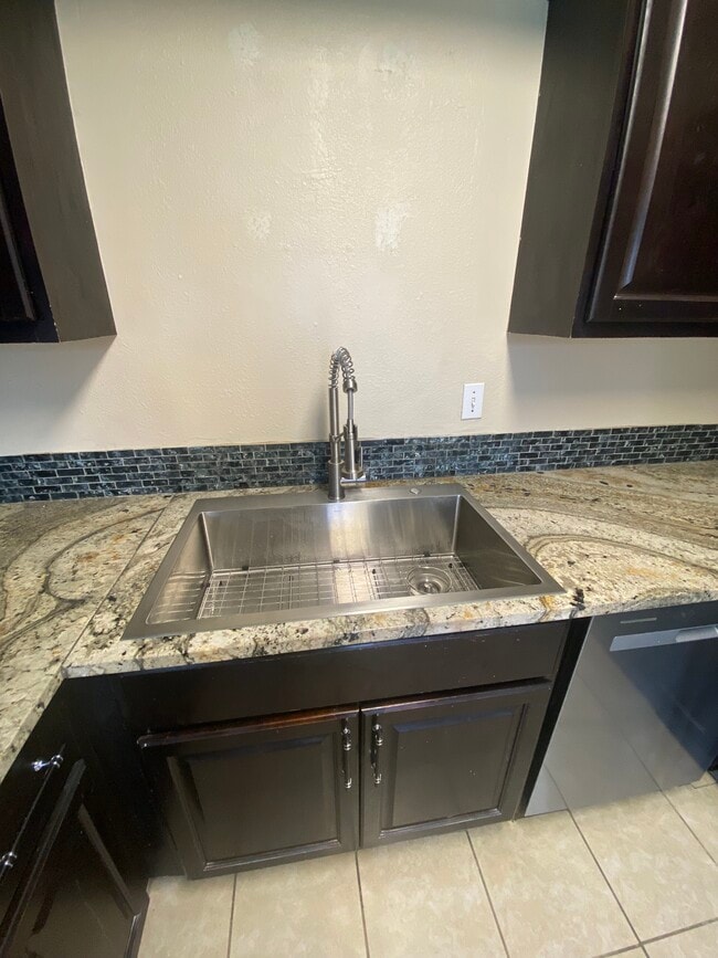 Building Photo - 3024 Tudor Ln