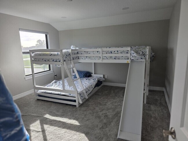 Building Photo - 527 SE Vallarta Dr