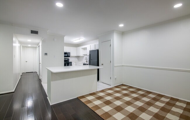 Building Photo - 1001 Woodland Vlg