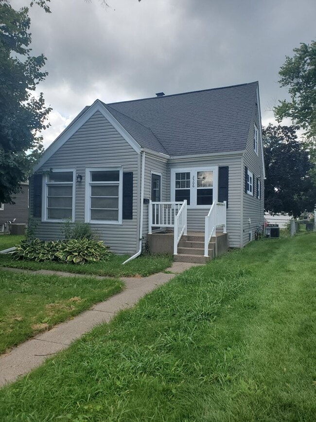 Building Photo - 3 Bedroom 1 Bath House in Rock Island