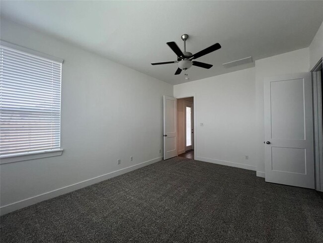 Building Photo - 10935 Cres Spg Dr