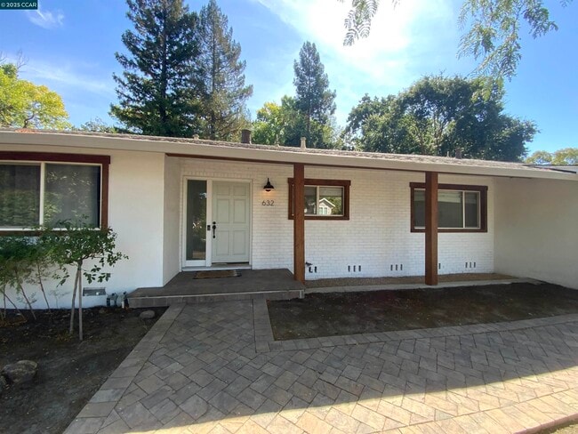 Building Photo - 632 Everett Dr