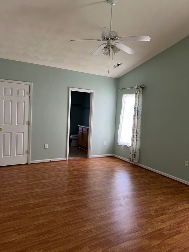 Building Photo - Charming 3-Bedroom Ranch in Quiet NE Roanoke Neighborhood