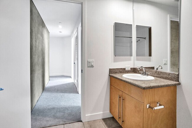 Building Photo - Gorgeous downtown unit! Views from every room!