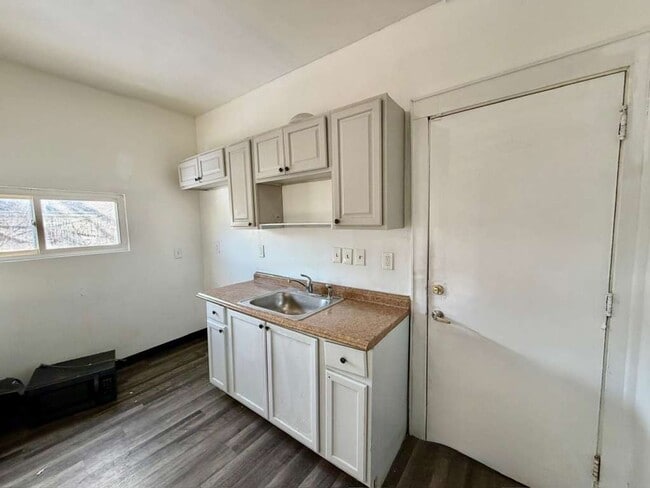 Building Photo - 618 E 97th St